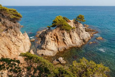 Punta de Sureda, İspanya, Lloret de Mar kıyısındaki kayalıkların manzarası