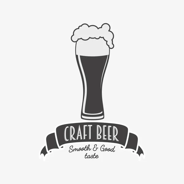 Vintage retro odznak, logo nebo symbol šablona návrhu pro craft beer house, bar, Výčep, pivovarnické společnosti, pivovar nebo Taverna se sklem — Stockový vektor