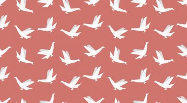 Origami kuş sorunsuz patternon kırmızı arka plan.