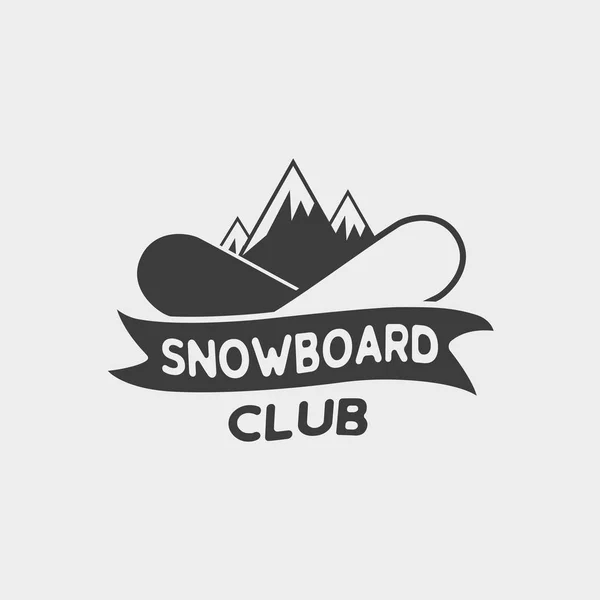 Logo del club de snowboard, etiqueta o plantilla de insignia. Símbolo snowboard con dos tablas de snowboard y montañas . — Vector de stock