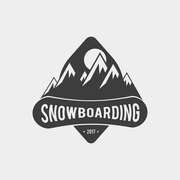 Logo del club de snowboard, etiqueta o plantilla de insignia. Diseño de símbolo vectorial con montañas . — Vector de stock