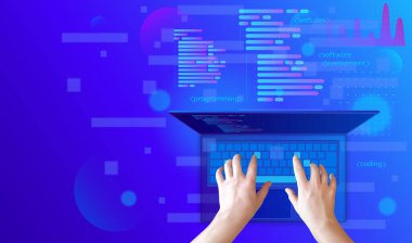 Programcı bir dizüstü bilgisayar klavyesi üzerinde çalışıyor. Yazılım mühendisi bir kod yaz.