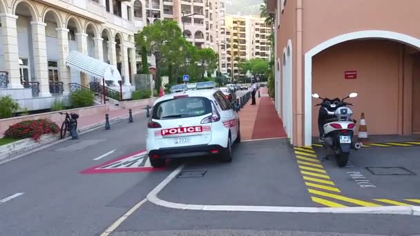 Coche de policía de Mónaco estacionado en la calle, Vista trasera — Vídeo de stock