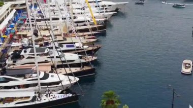 Lüks Yatlar Monako'daki Monte-Carlo limanında sıralanır