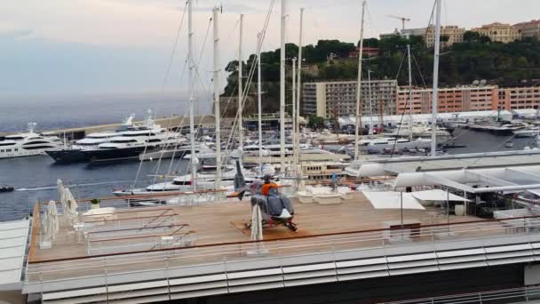 Hubschrauber auf dem Dach - Yachtclub von Monaco — Stockvideo