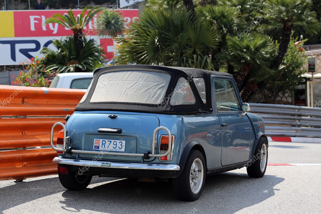 синий ретро автомобиль Austin Mini Cooper стоковое редакционное