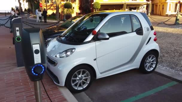 Smart Fortwo elektrische auto opladen op straat — Stockvideo