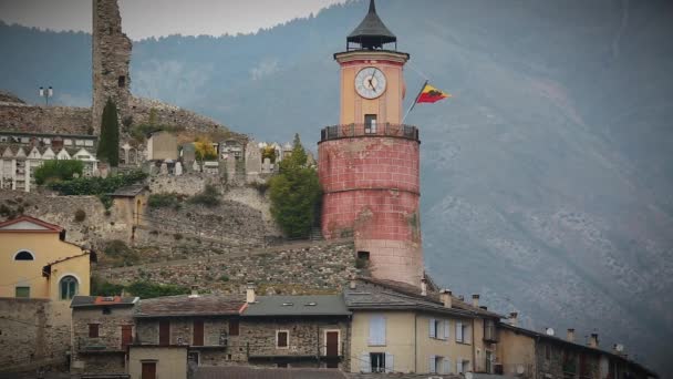 Средневековая башня в Старой деревне Тенде во Франции — стоковое видео