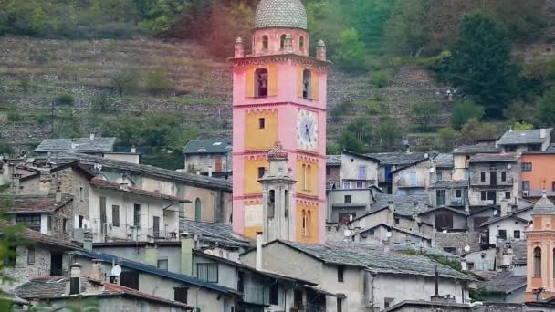 Mittelalterlicher Turm einer französischen Kirche — Stockvideo