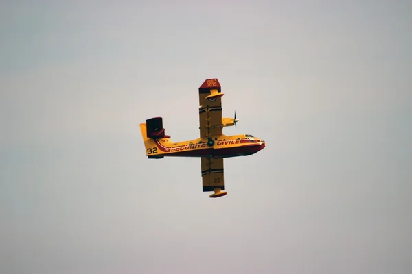 Canadair itfaiye uçak içinde hareket — Stok fotoğraf