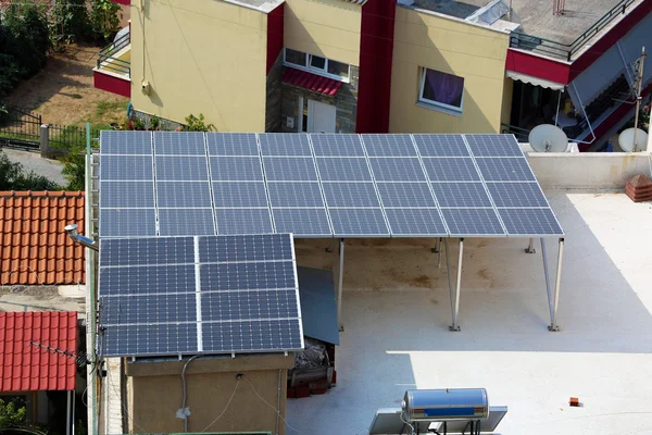 Painéis solares em um telhado de casa — Fotografia de Stock