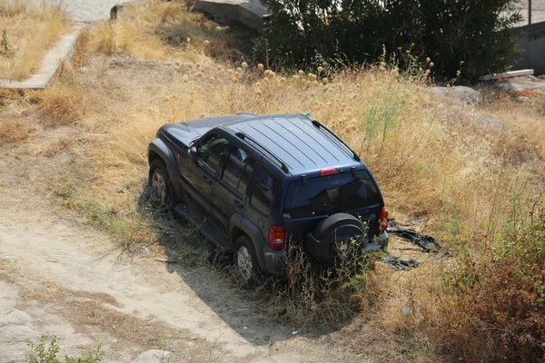 Jipe abandonado Cherokee SUV em um campo — Fotografia de Stock