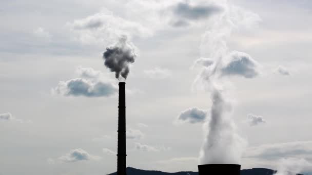 발전소 굴뚝 흡연, 무거운 백색 하늘에 연기 — 비디오