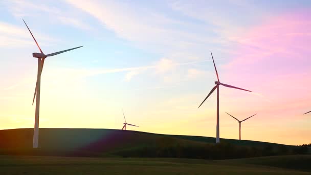 在日落时的风力涡轮机景观 — 图库视频影像