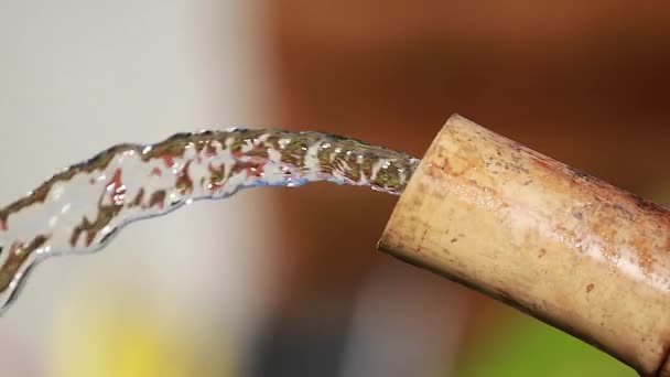 Вода из бамбуковой трубы — стоковое видео