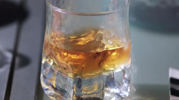 Vaso de whisky de cerca — Vídeo de stock