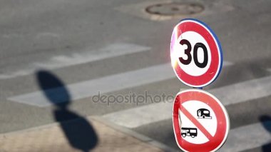 Hız sınırlama yol işaret ve yaya geçidi sokak