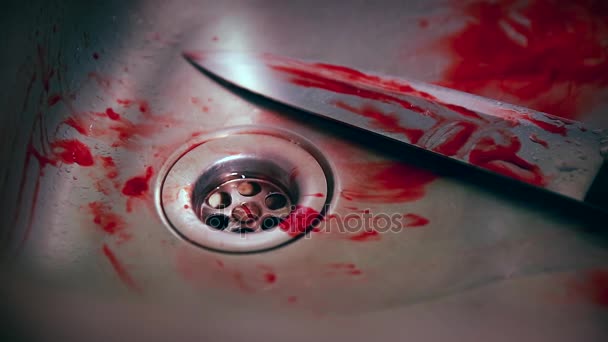 Horrorszene - Messer und Blut im Waschbecken — Stockvideo