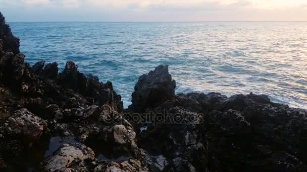 Riesige Wellen krachen gegen Felsen — Stockvideo