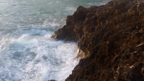 Big Waves Crash into Rocks — Stock Video
