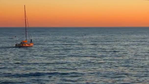 Veleiro ao pôr do sol no mar Mediterrâneo — Vídeo de Stock