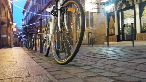 Классический велосипед, припаркованный на улице — стоковое видео