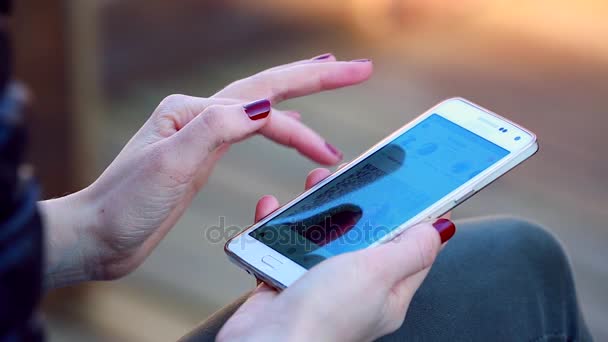 Menina usando Smartphone para verificar Instagram — Vídeo de Stock