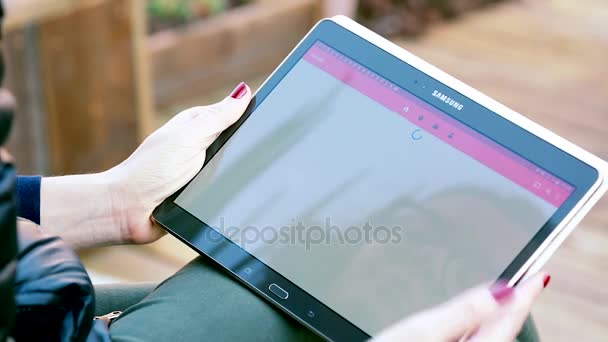 Mulher assistindo vídeo do YouTube no tablet — Vídeo de Stock