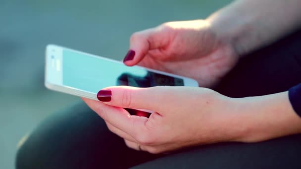 Tela de toque de mão feminina no smartphone — Vídeo de Stock