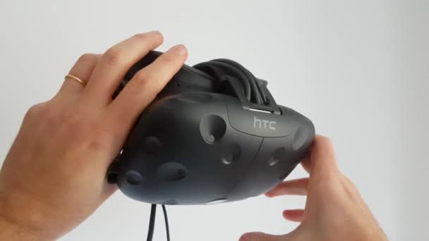 Mannlig hånd som tar et virtuelt virkelighetshodetelefon – stockvideo