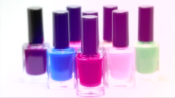 Nagellak flessen verschillende kleuren — Stockvideo