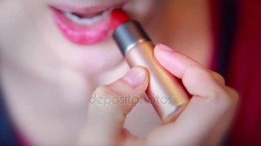 Kırmızı ruj süren kadın.