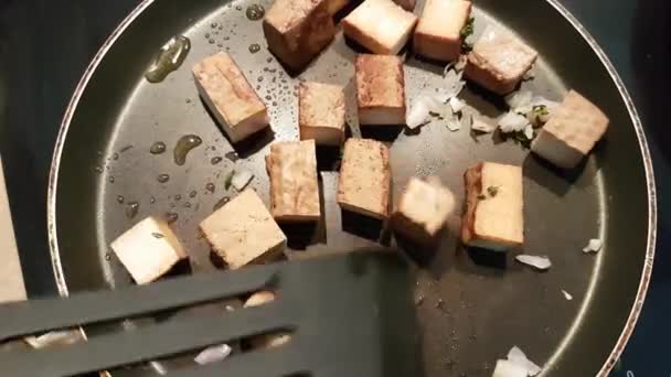 Жарящий тофу — стоковое видео