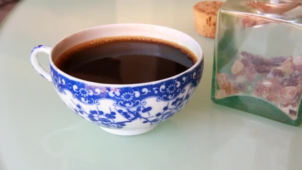 Suikerkristallen in koffie — Stockvideo