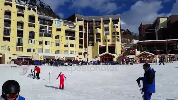 Gente esquiando en Isola 2000 - Estación de esquí en Francia — Vídeos de Stock
