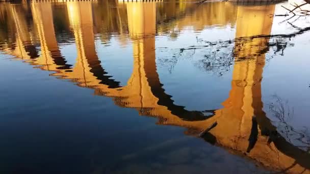 Wasserspiegelung einer Bogenbrücke — Stockvideo