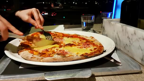 Mujer comiendo pizza en restaurante — Vídeos de Stock