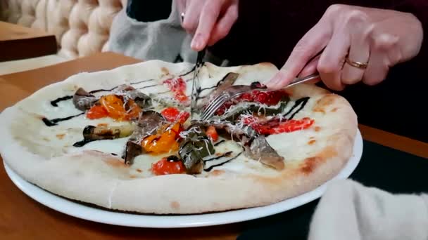 Mujer comiendo pizza vegetariana en el restaurante — Vídeo de stock