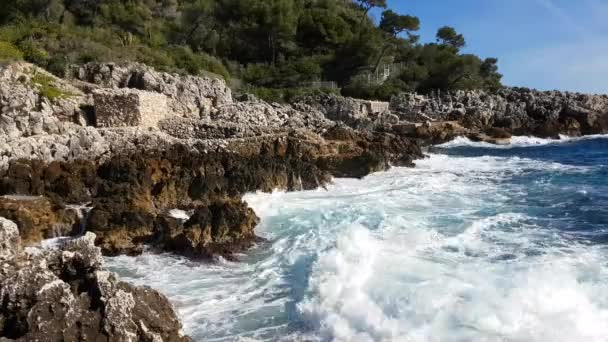 Große Meereswellen, die gegen Felsen krachen und explodieren — Stockvideo
