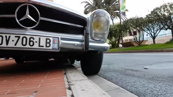 Luxus régi Mercedes-Benz Roadster parkolt Monacóban — Stock videók
