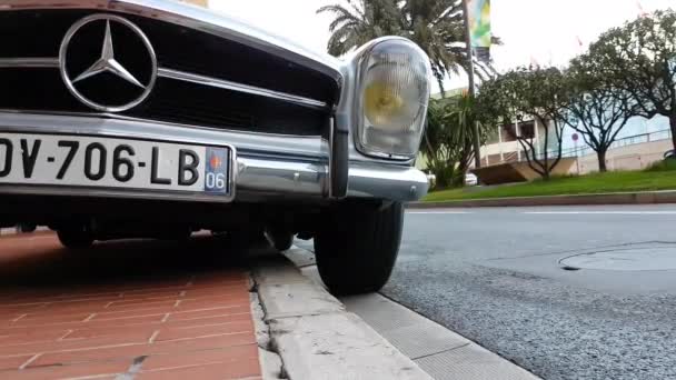 Lyxiga gamla Mercedes-Benz Roadster parkerade i Monaco — Stockvideo