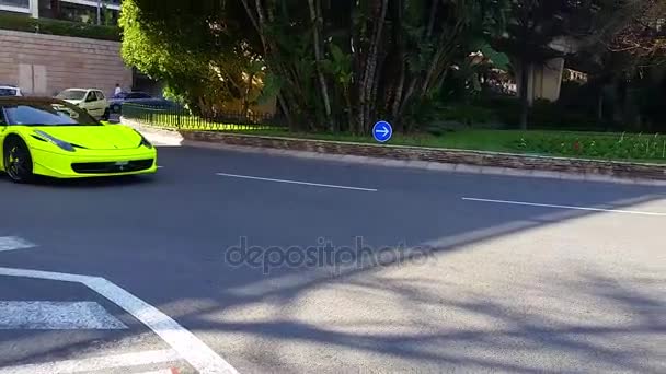 Gele Ferrari 488 in de straten van Monte-Carlo — Stockvideo