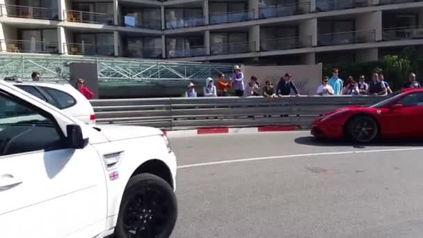 Красивий червоний Ferrari 488 в Монте Карло, Монако — стокове відео