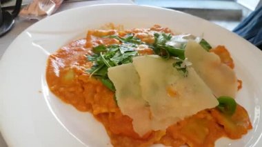 Restoranda lezzetli İtalyan Mantısı