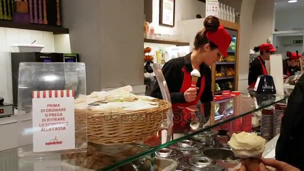 Dondurma satıcısı kadın — Stok video