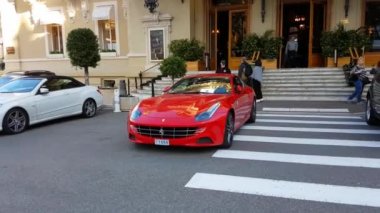 Kırmızı Ferrari Ff Monte-Carlo Monako