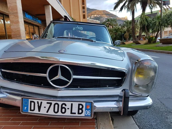 Vieille Mercedes-Benz Roadster de luxe garée à Monaco — Photo