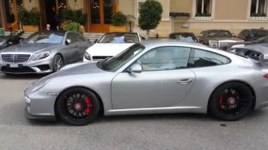 Adam bir pahalı gri Porsche 911 Gt3 Monako sürüş