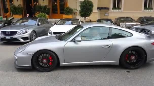 Man rijden een dure grijze Porsche 911 Gt3 In Monaco — Stockvideo