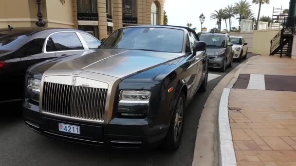 Lüks Rolls Royce önünde Monte Carlo Casino Park — Stok video